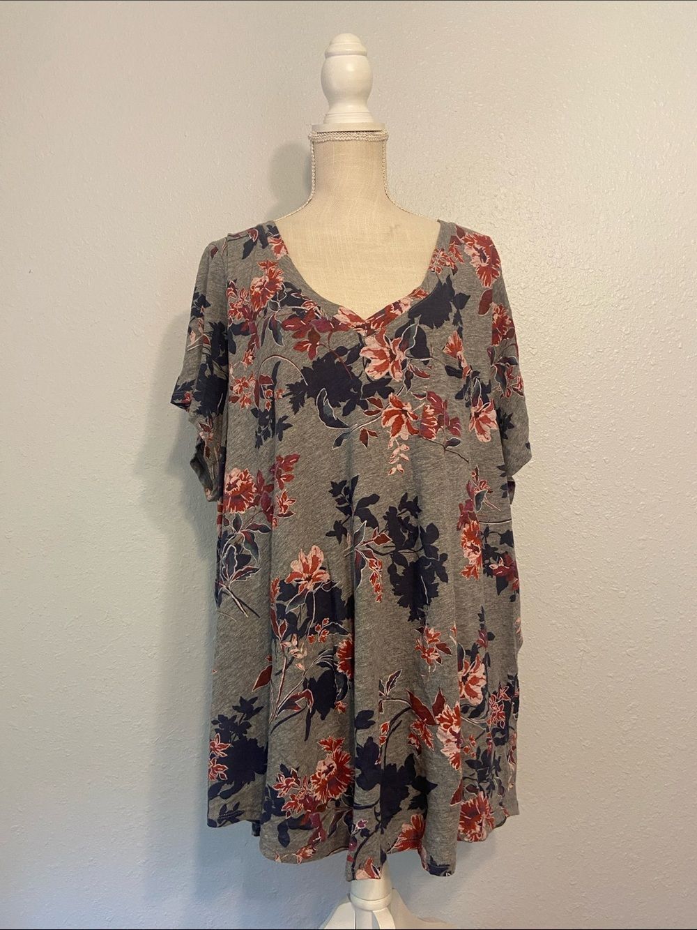 Torrid Gray Floral Print Pocketed Lightweight Short Sleeve Blouse Size 4